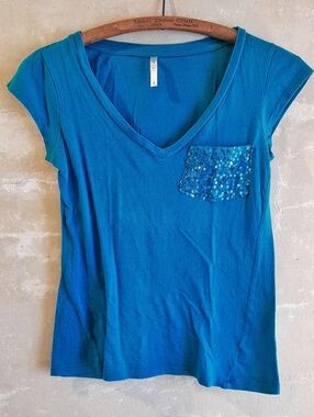 514a. turquoise blue vintage Rue 21 cotton v-neck y2k baby tee with sequins, S